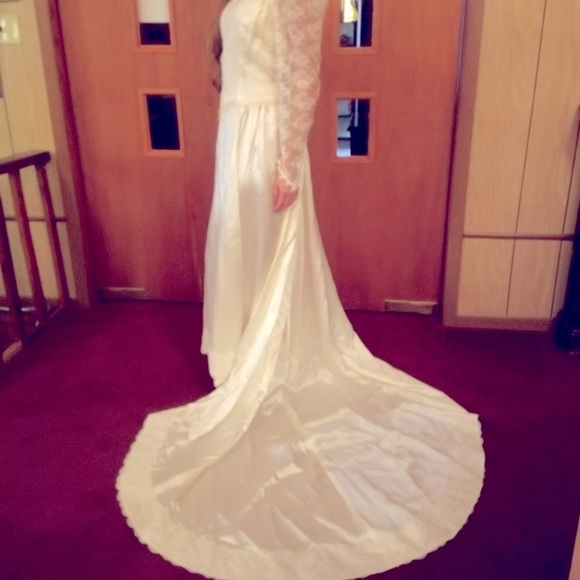 🌹Vintage 👰 Wedding 👗 comes with matching Vail (Petite👰 Brides)
(Size 8p) - Picture 2 of 16